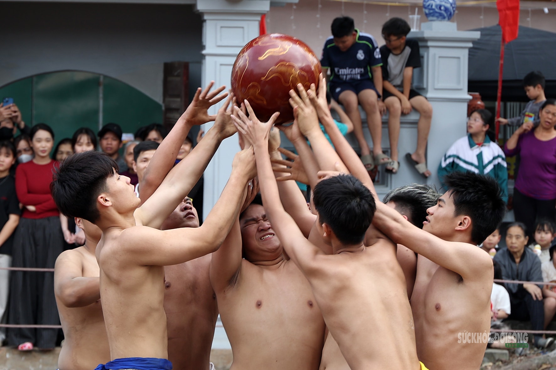 Hà Nội: Trai làng Thúy Lĩnh mình trần quyết liệt giữ cầu ngày Xuân- Ảnh 10.