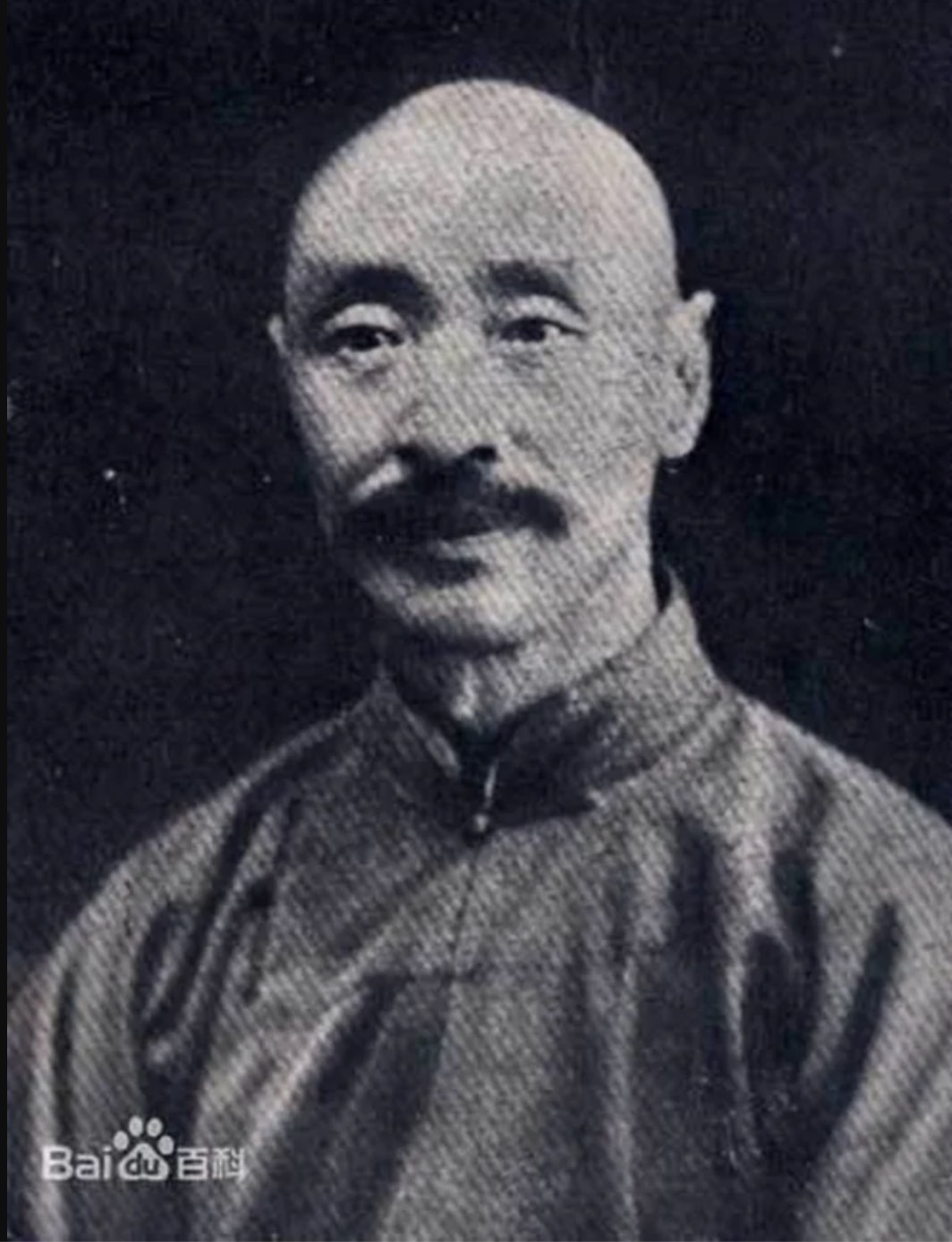 Ông được vị truyền nhân đời thứ 9 của kiếm phái Võ Đang nhận dạy, trao truyền riêng những bí quyết kiếm thuật cốt lõi của môn phái. (Nguồn: Baidu)