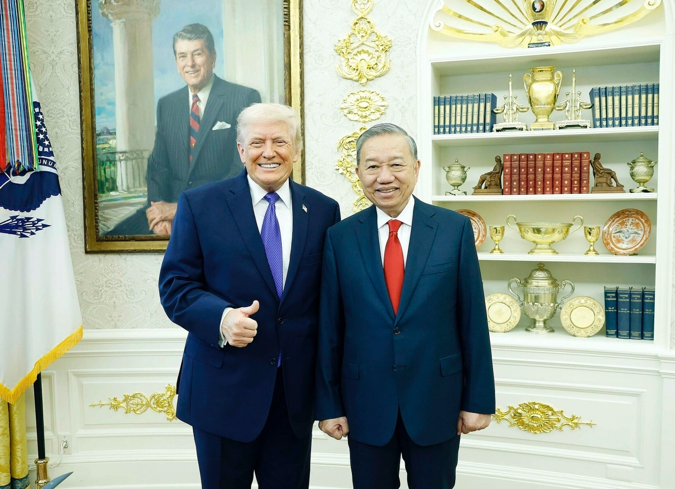 Tổng Bí thư Tô Lâm chụp ảnh cùng Tổng thống Donald Trump tại Nhà Trắng ngày 20/2. (Ảnh: VNA/VNS)