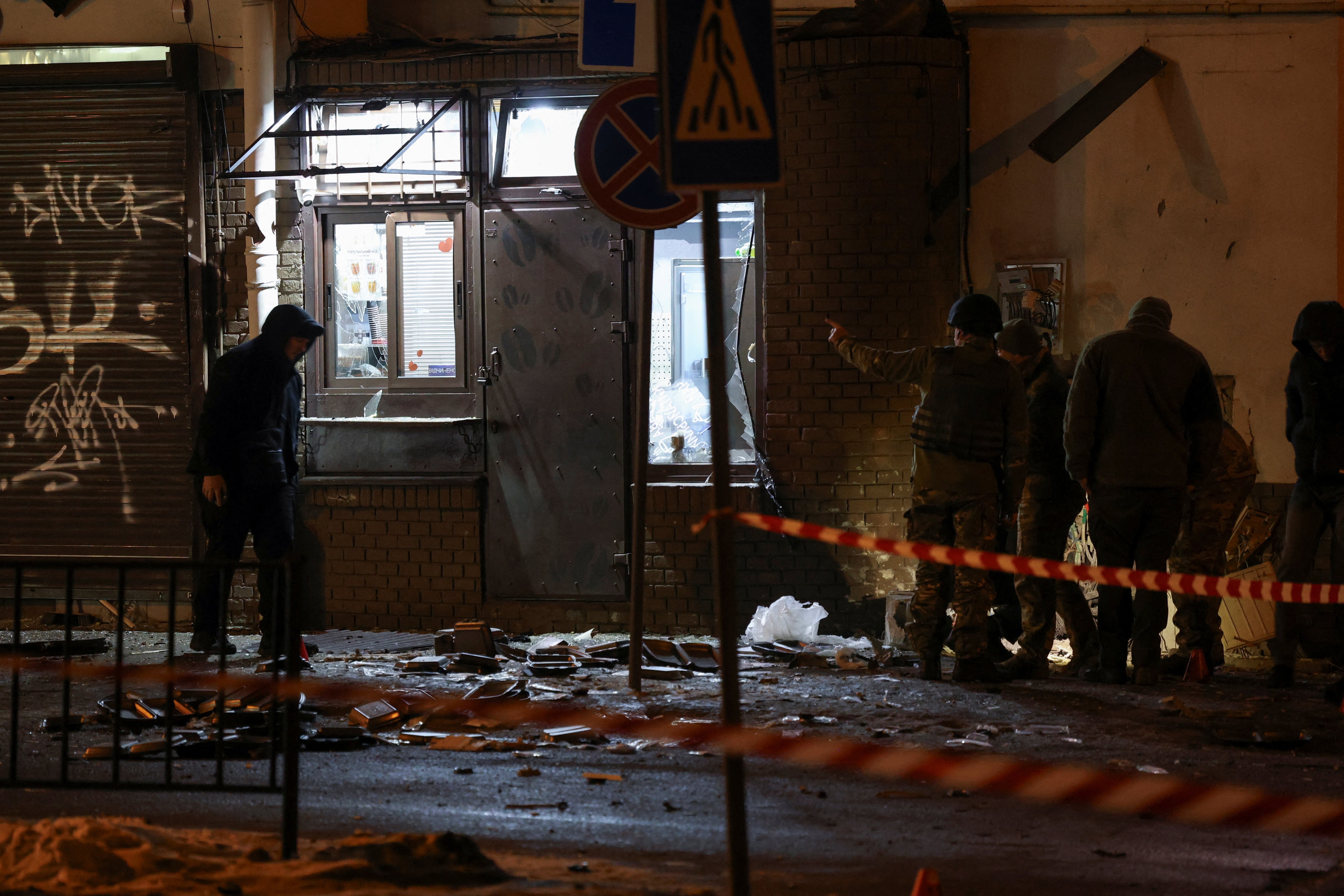 Lực lượng chức năng điều tra tại hiện trường vụ nổ ở trung tâm thành phố Lviv, nơi cảnh sát cho biết có sĩ quan thiệt mạng và bị thương, ngày 22/2/2026. (Ảnh: Roman Baluk/Reuters)