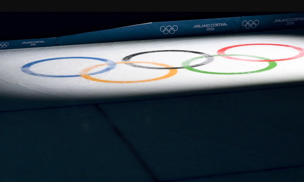 Biểu tượng Olympic được chiếu sáng trên sân băng tại Milano-Cortina. (Nguồn: NBC)