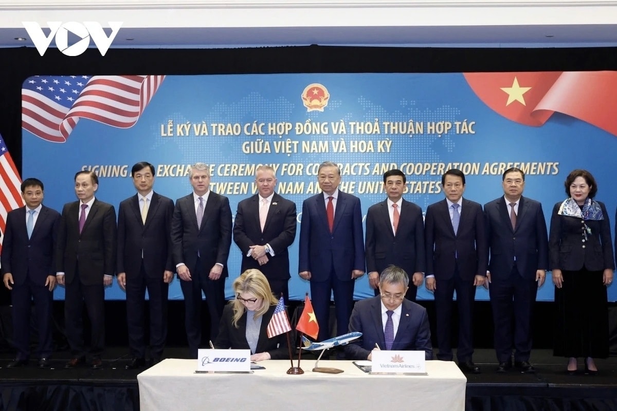 Chiều tối 18/2, tại Washington D.C., Tổng Bí thư Tô Lâm đã chứng kiến lễ ký và trao các hợp đồng, thỏa thuận hợp tác trong các lĩnh vực trọng điểm như khoa học công nghệ, chuyển đổi số, hàng không và y tế. Tổng giá trị của các văn kiện được trao lên tới 37,2 tỷ USD.