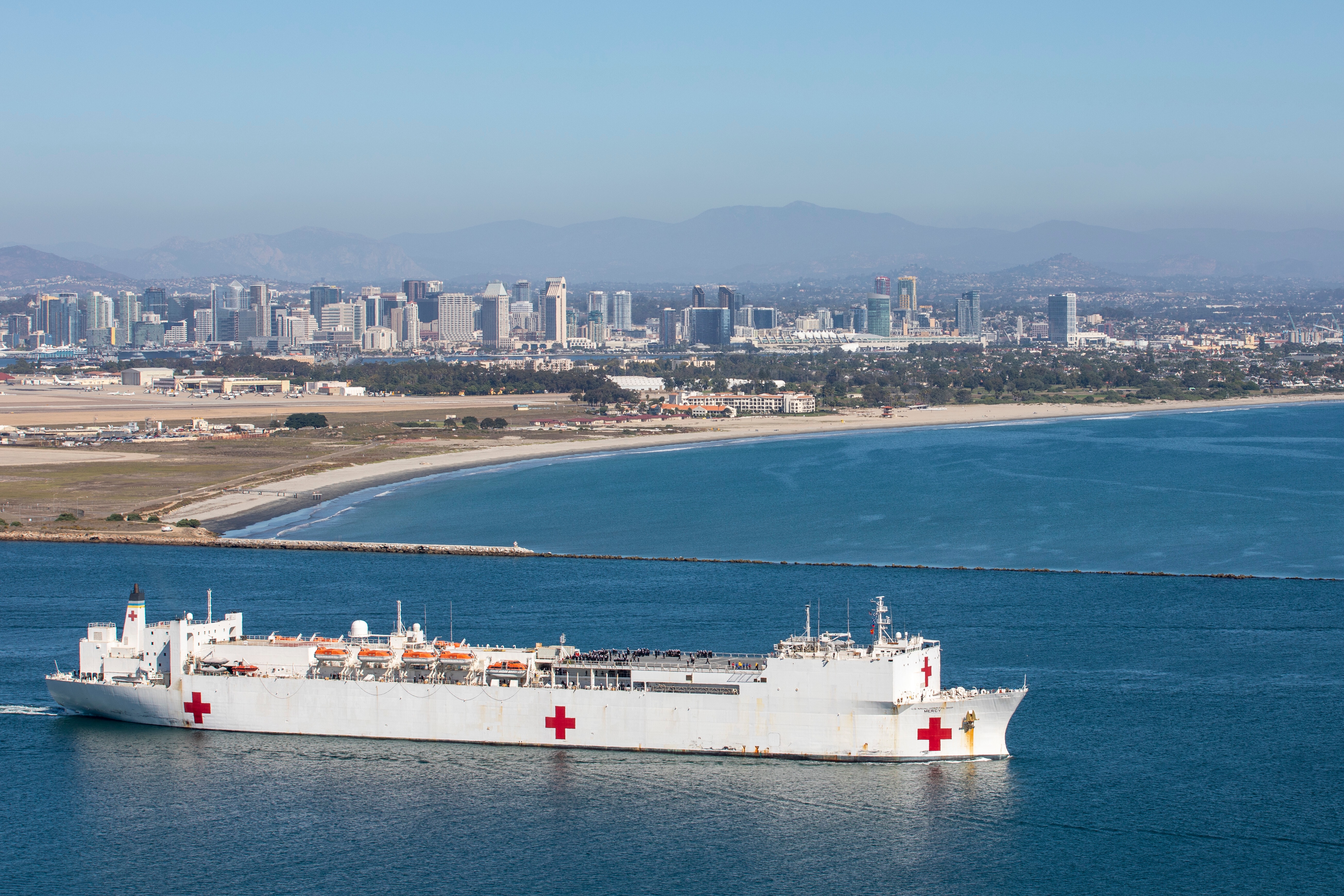 Tàu bệnh viện USNS Mercy (T-AH 19) rời Căn cứ Hải quân San Diego, bang California, ngày 10/10/2023 để tham gia chiến dịch Pacific Partnership 2024-1 – hoạt động hỗ trợ nhân đạo và chuẩn bị ứng phó thảm họa đa quốc gia lớn nhất tại khu vực Ấn Độ Dương – Thái Bình Dương. (Ảnh: Hải quân Mỹ/David Negron)
