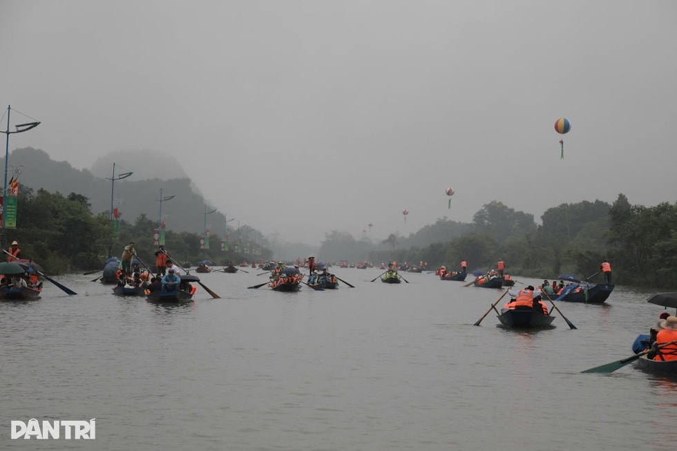 Rời nhà từ 2h, hàng nghìn người đội mưa đổ về chùa Hương ngày khai hội - 8