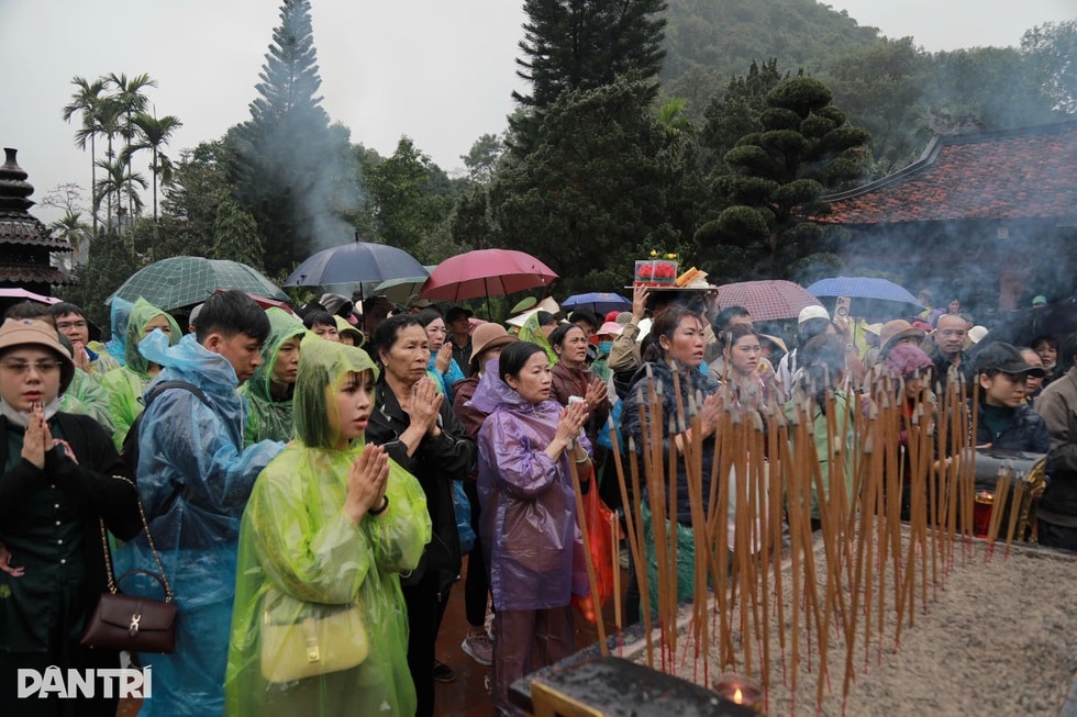 Rời nhà từ 2h, hàng nghìn người đội mưa đổ về chùa Hương ngày khai hội - 4