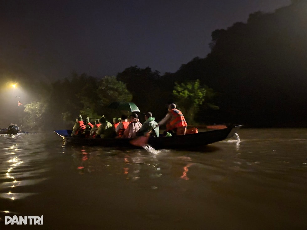 Rời nhà từ 2h, hàng nghìn người đội mưa đổ về chùa Hương ngày khai hội - 2