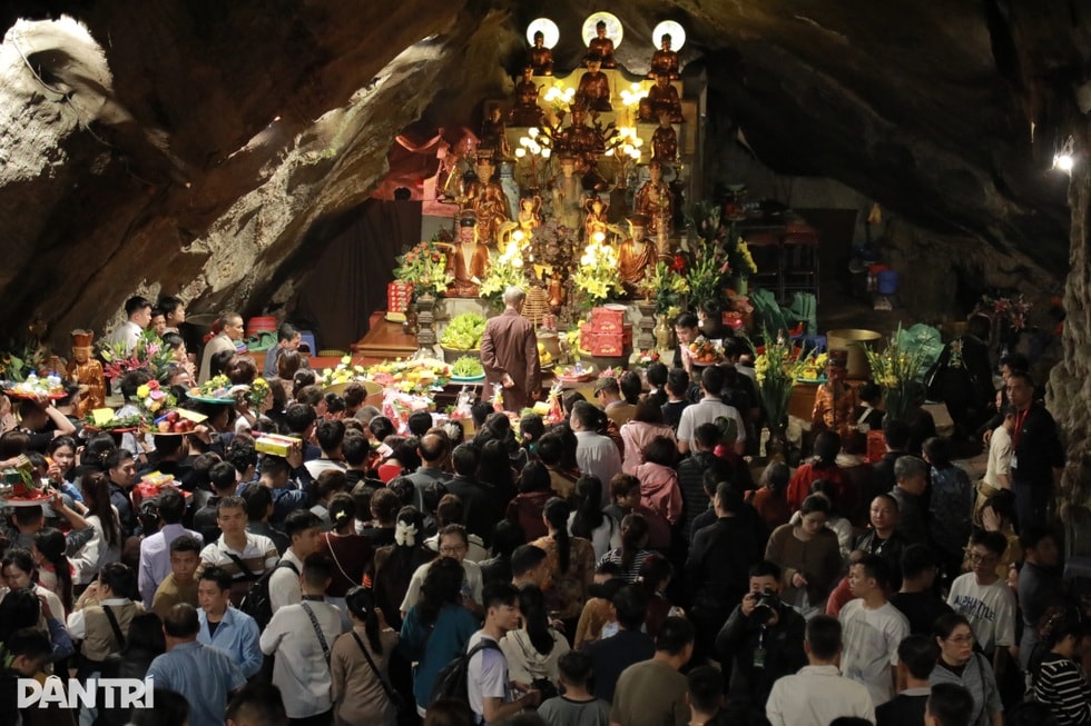 Rời nhà từ 2h, hàng nghìn người đội mưa đổ về chùa Hương ngày khai hội - 5