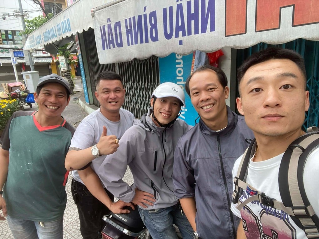 Khách Trung Quốc ăn Tết ở Hà Nội, nghẹn ngào vì hành động của người lạ - 2