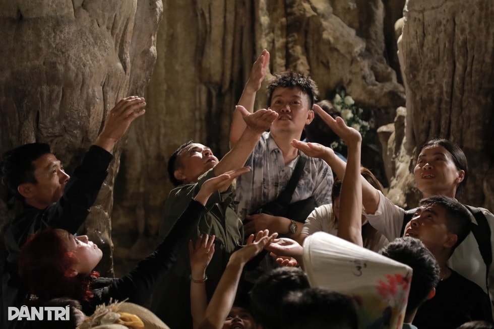 Rời nhà từ 2h, hàng nghìn người đội mưa đổ về chùa Hương ngày khai hội - 3