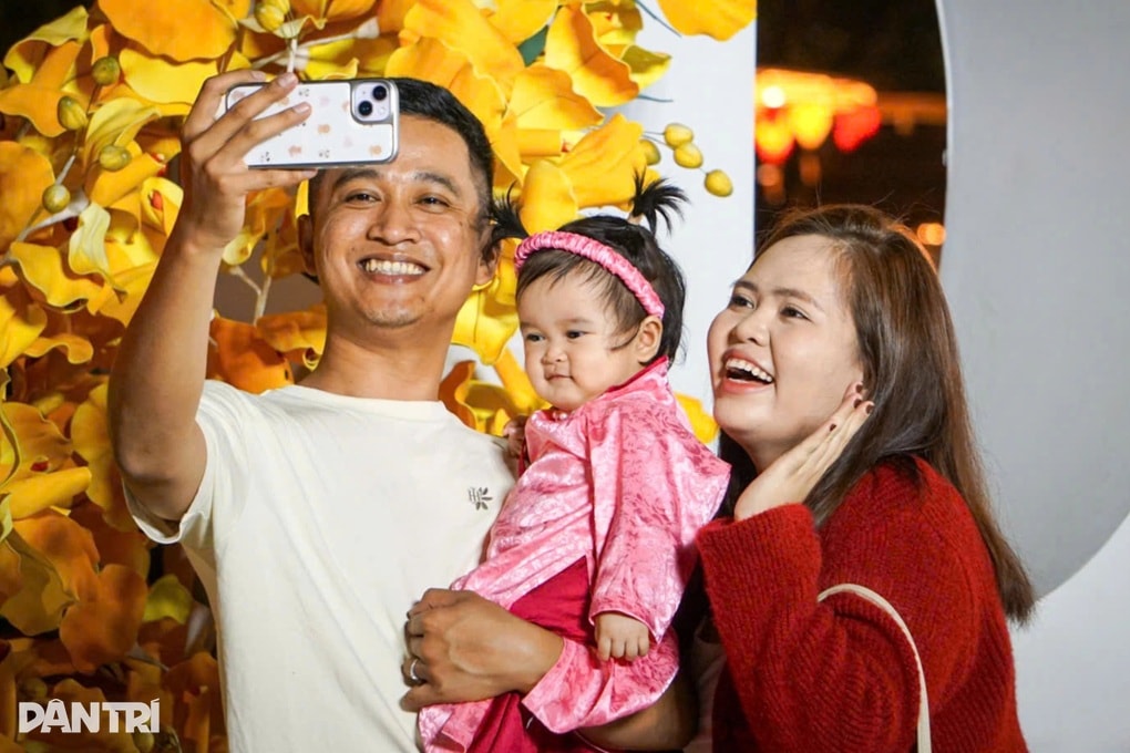 Hơn 1 triệu lượt khách mang gần 4.000 tỷ đồng “đổ” về Đà Nẵng - 1