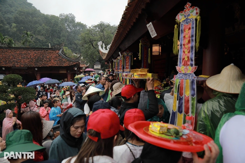 Rời nhà từ 2h, hàng nghìn người đội mưa đổ về chùa Hương ngày khai hội - 6