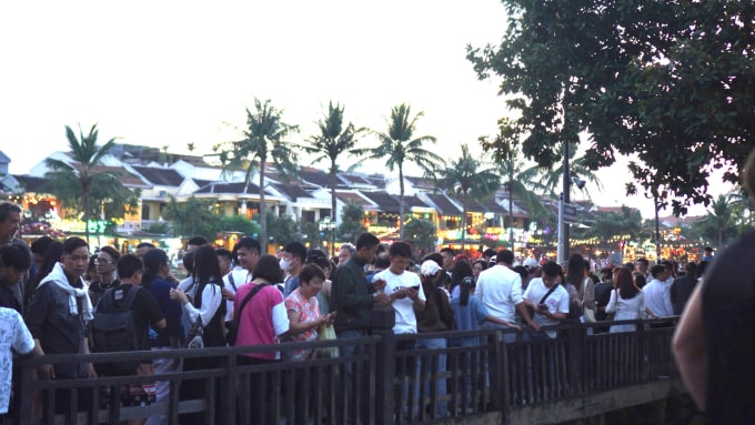 Khách đứng kín trên cầu gỗ bắc qua sông Hoài ở trung tâm phố cổ. Ảnh: Tâm Hùng