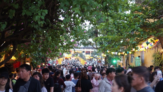 Một đoạn đường dẫn xuống sông Hoài tối 21/2. Ảnh: Tâm Hùng