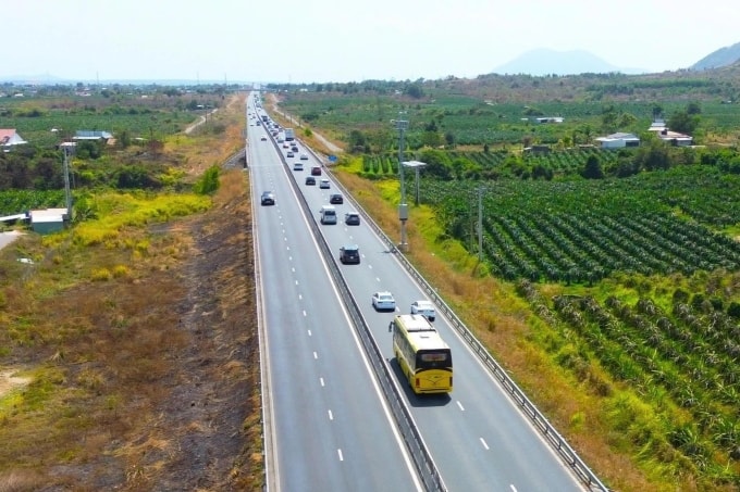 Du khách trở về TP HCM và các tỉnh phía Nam trên cao tốc Vĩnh Hảo - Phan Thiết ngày mùng 6 Tết (22/2). Ảnh: Việt Quốc