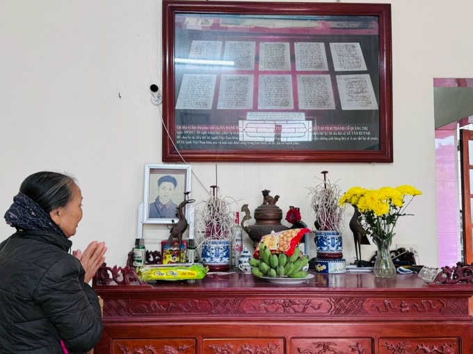 10 trang thư của ông Huỳnh gửi vợ được treo trang trong nhà. Ảnh: Phạm Nga