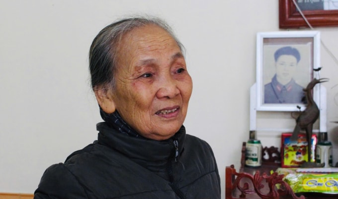 Bà Xơ kể lại hành trình đưa hài cốt chồng về quê. Ảnh: Phạm Nga