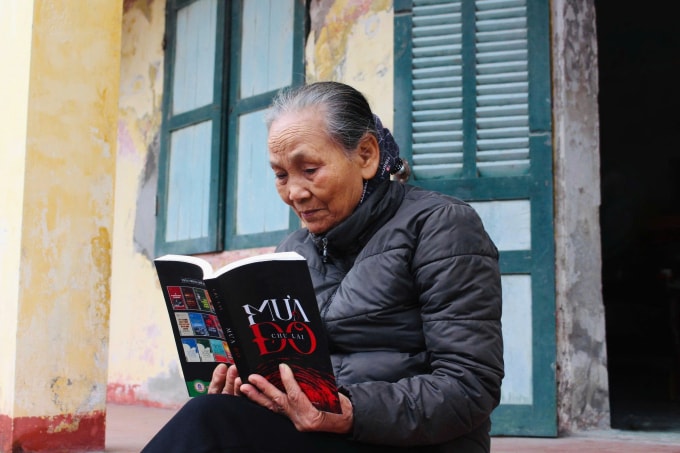 Bà Xơ đọc cuốn sách Mưa Đỏ được nhà văn Chu Lai gửi tặng, hôm 22/1. Ảnh: Phạm Nga
