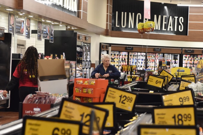 Người dân mua sắm tại một siêu thị ở Arlington, bang Virginia, Mỹ ngày 20/2. Ảnh: Reuters