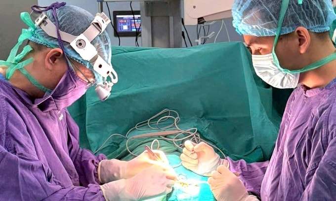 Các bác sĩ phẫu thuật cho bệnh nhân. Ảnh: Bệnh viện cung cấp
