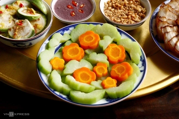 Trẻ nên ăn thực phẩm giàu chất xơ dịp Tết để phòng táo bón. Ảnh: Bùi Thủy