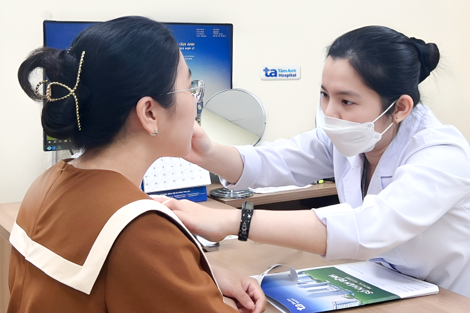 Bác sĩ Thư kiểm tra tình trạng da cho người bệnh. Ảnh: Bệnh viện Đa khoa Tâm Anh