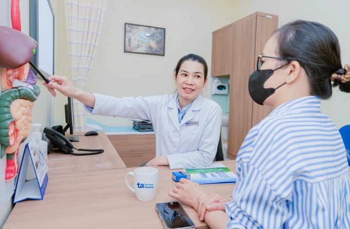 Bác sĩ Oanh đang tư vấn cho người bệnh. Ảnh: Bệnh viện Đa khoa Tâm Anh