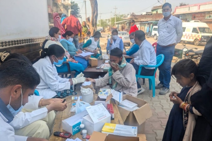 Các nhân viên y tế khám sàng lọc cho người dân tại một trạm y tế dã chiến ở làng Chhainsa, bang Haryana, Ấn Độ. Ảnh: Namita Singh/The Independent