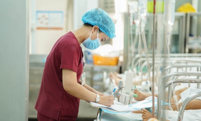 Xử trí người bệnh tại Khoa Cấp cứu, Bệnh viện Chợ Rẫy. Ảnh: Bệnh viện cung cấp