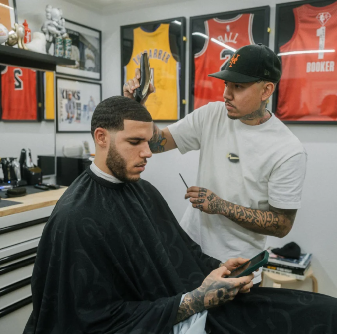 Vince Garcia cắt tóc cho cầu thủ bóng rổ của Cleveland Cavaliers, Lonzo Ball tại phòng làm việc riêng. Ảnh: Vince Garcia