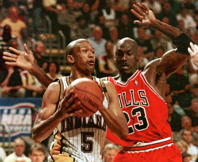 Jalen Rose (trái) và Michael Jordan khi còn thi đấu bóng rổ đỉnh cao. Ảnh: AP