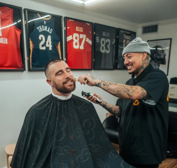 Vince Garcia cắt tóc cho Travis Kelce, ngôi sao ba lần vô địch Super Bowl, tại phòng làm việc riêng. Ảnh: Vince Garcia