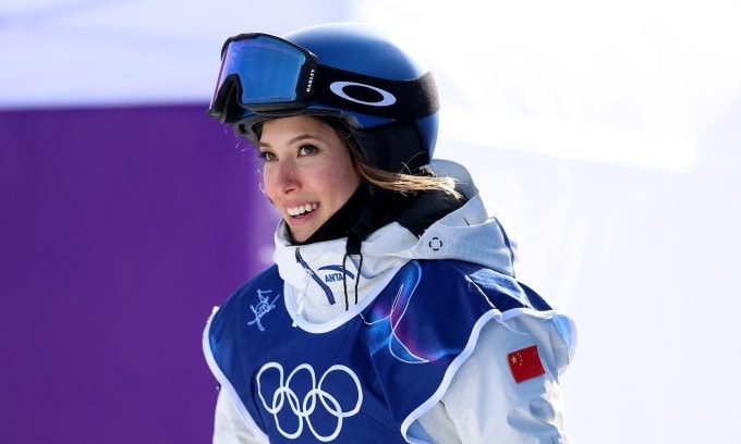 Eileen Gu cười sau khi mắc lỗi ở bài thi cuối chung kết nội dung slopestyle, môn trượt tuyết tự do nữ, Olympic mùa Đông tại công viên tuyết Livigno, thị trấn Valtellina, vùng Lombardy, Italy ngày 9/2/2026. Ảnh: Reuters