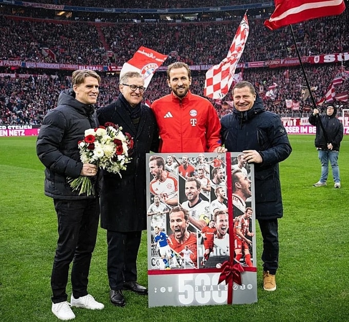 Kane được tri ân trước trận gặp Frankfurt, ở vòng 28 Bundesliga, trên sân Allianz, Munich, Đức hôm 21/2. Ảnh: Reuters