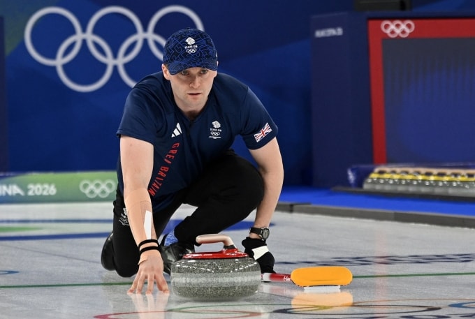 Tuyển thủ Anh Bruce Mouat trong trận tranh HC đồng đôi nam nữ curling Olympic mùa Đông 2026. Ảnh: Reuters