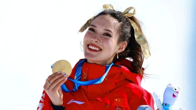 Eileen Gu mừng tấm HC vàng nội dung halfpipe nữ, Olympic mùa Đông ở Công viên tuyết Livigno, thung lũng Valtellina, xứ Lombardy, Italy hôm 22/2/2026. Ảnh: Reuters