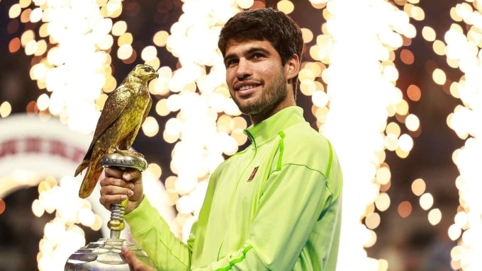 Alcaraz mừng chức vô địch trên sân Trung tâm, tại giải ATP 500 ở Doha, Qatar hôm 21/2. Ảnh: Reuters