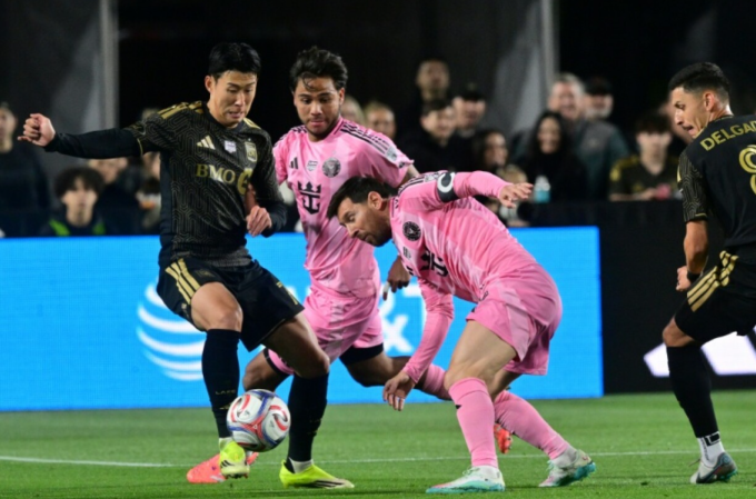 Son Heung-min (trái) tranh chấp với Lionel Messi trong trận LAFC thắng Inter Miami 3-0 trên sân Los Angeles Memorial Coliseum, Los Angeles, California, Mỹ ngày 21/2/2026. Ảnh: AFP