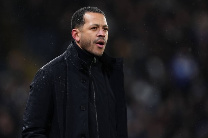 HLV Liam Rosenior quan sát trận Chelsea 1-1 Burnley ở vòng 27 Ngoại hạng Anh trên sân Stamford Bridge tối 21/2. Ảnh: PA