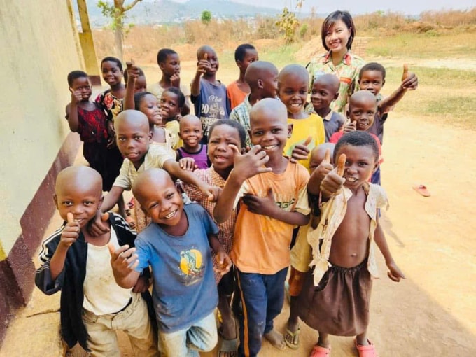 Thượng tá Vũ Thị Liên chụp ảnh cùng các em nhỏ tại Trung Phi. Ảnh: NVCC