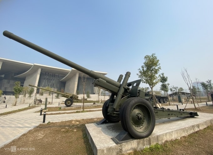 Khẩu pháo mang số hiệu 122-31/37CB02-11 được trưng bày ngoài trời tại Bảo tàng Lịch sử quân sự Việt Nam. Ảnh: Hoàng Phong
