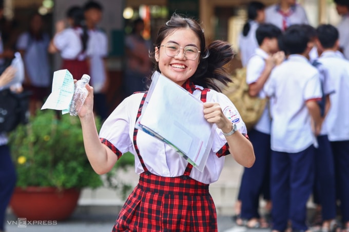 Thí sinh thi lớp 10 công lập TP HCM tại điểm thi trường THCS Đặng Tấn Tài, TP HCM, tháng 6/2025. Ảnh: Quỳnh Trần