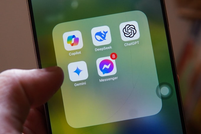 Logo các ứng dụng AI Copilot, DeepSeek, ChaGPT, Gemini, Meta AI trên điện thoại. Ảnh: Lưu Quý