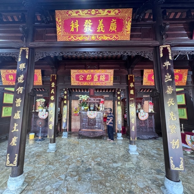 Nhà thờ thái sư Trương Đăng Quế tái hiện bốn chữ Hán Quảng Ngãi phát khoa, thể hiện niềm tự hào truyền thống khoa bảng. Ảnh: Phạm Linh