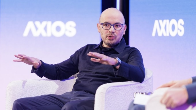 CEO Google DeepMind, Demis Hassabis, tại Hội nghị thượng đỉnh AI+ của Axios. Ảnh: Axios