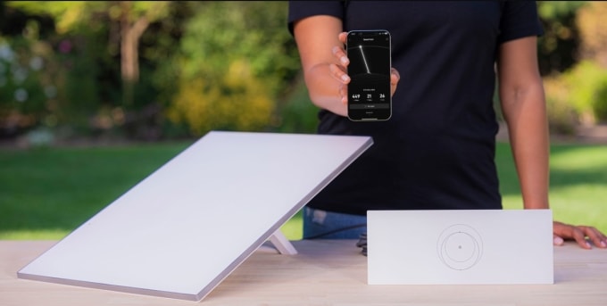 Một người dùng bên cạnh bộ thiết bị phần cứng thu phát Internet vệ tinh. Ảnh: Starlink