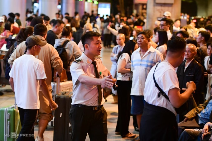Nhân viên an ninh hướng dẫn hành khách ở sân bay dịp Tết Bính Ngọ 2026. Ảnh: Thanh Tùng