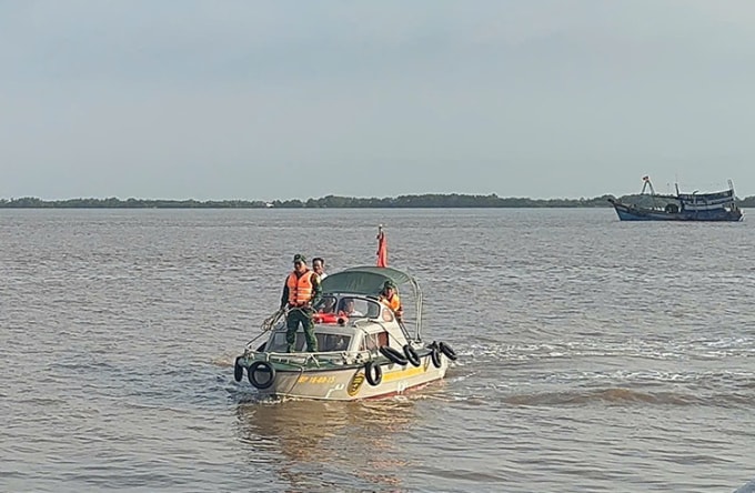 Cano của lực lượng Biên phòng chở thuyền trưởng tàu cá vào bờ tại Cảng cá Bình Đại, ngày 22/2. Ảnh: Biên phòng Vĩnh Long