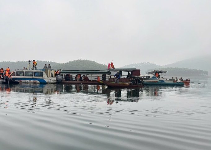 Các lực lượng cùng phương tiện tìm kiếm trong sương mù dày đặc. Ảnh: Hải Quân