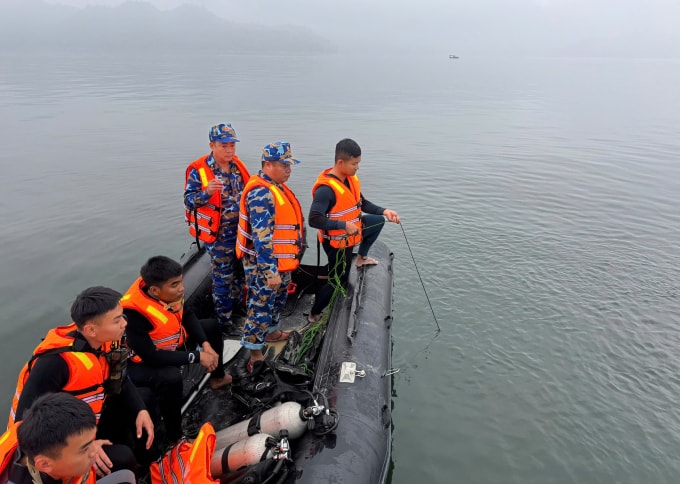 Người nhái Lữ đoàn 126 cùng trang thiết bị lặn tìm nạn nhân sáng 22/2. Ảnh: Hải Quân
