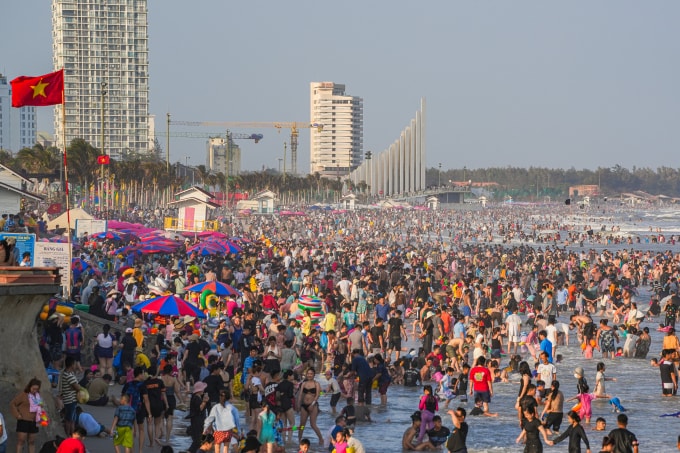 Người dân đi tắm biển Vũng Tàu, TP HCM ngày mùng 3 Tết. Ảnh: Trường Hà